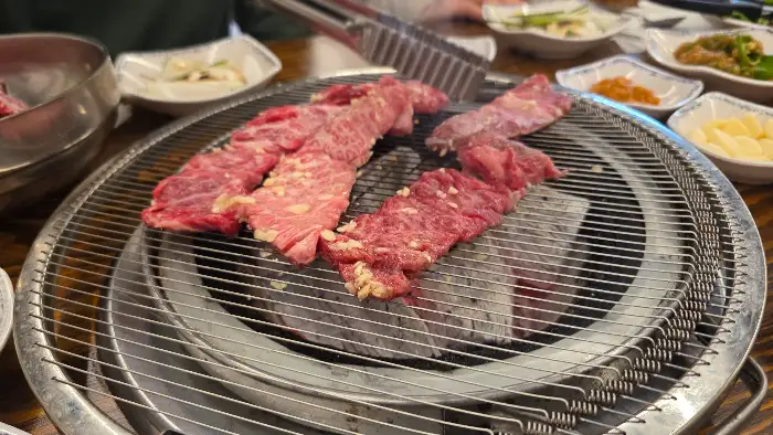 숯불 위에서 맛있게 익어가는 생갈비