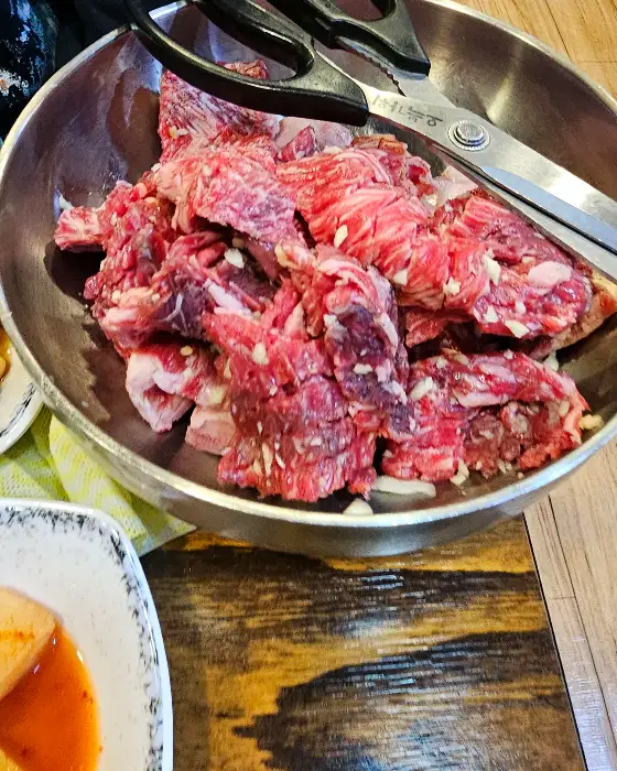신선한 생갈비가 가득 담긴 볼