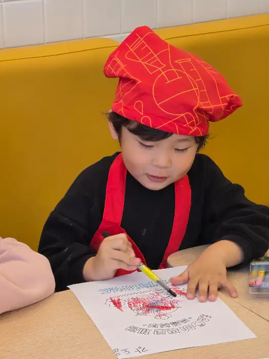 햄버거 만들기 체험 중인 아이