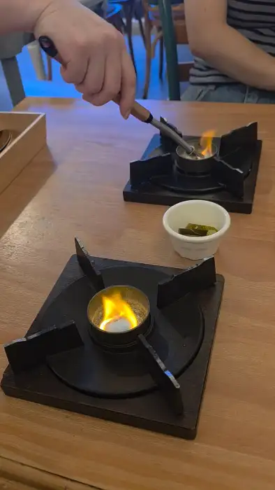 작은 화로에서 피어오르는 불꽃