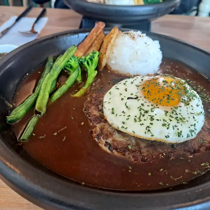 푸짐하게 차려진 함박스테이크 한 상