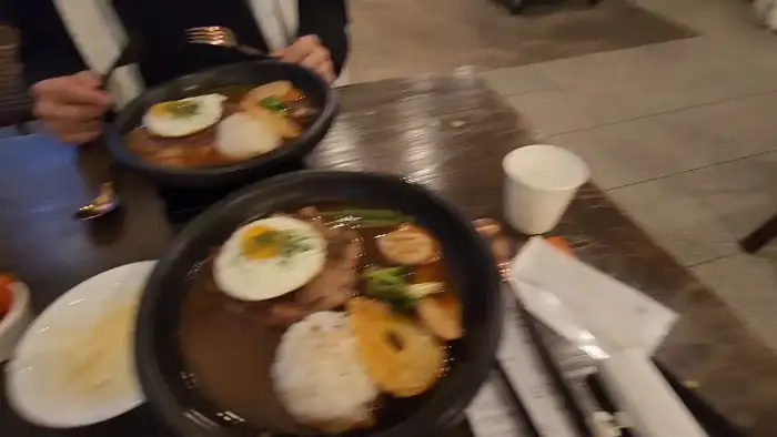 식사를 즐기는 사람들의 모습