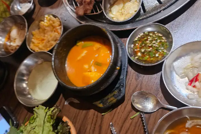 다양한 반찬과 함께 나온 된장찌개