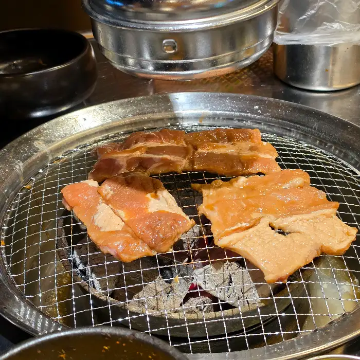 불판 위에서 익어가고 있는 돼지갈비와 생갈비