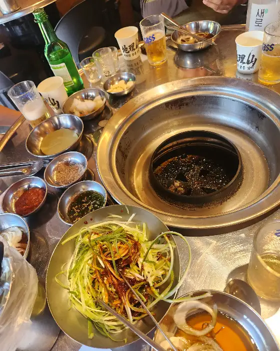 테이블 위 다양한 음식과 술병