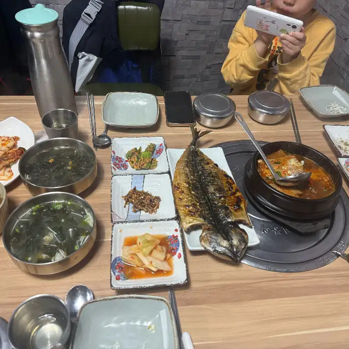 정갈하게 담긴 반찬들