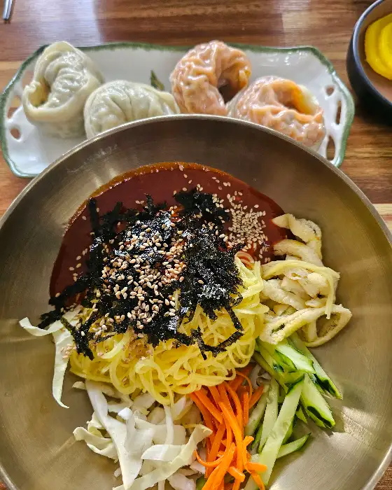 비빔국수와 만두가 함께 나온 모습