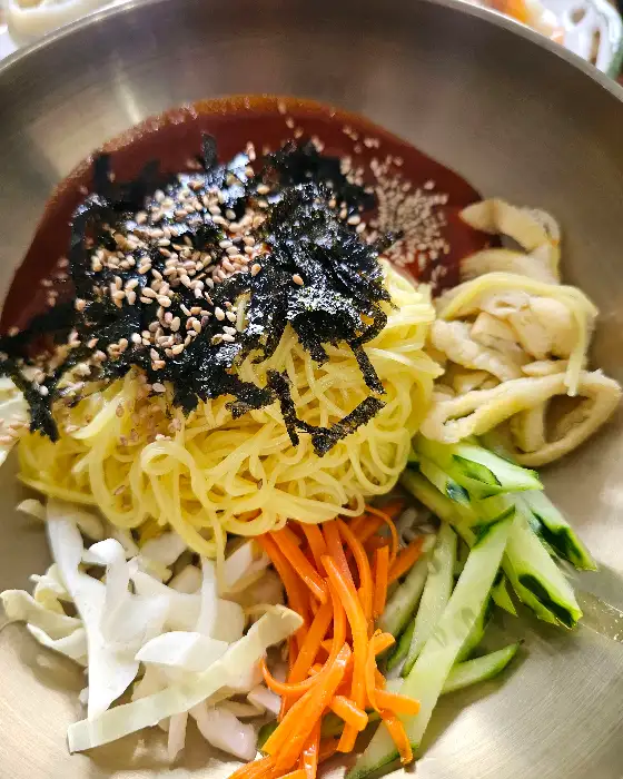 비빔국수의 클로즈업 사진
