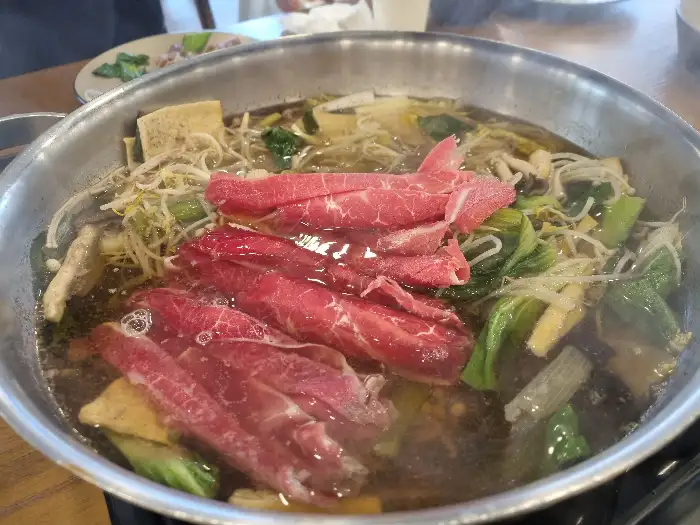 다양한 디저트와 빵, 과일이 준비된 모습