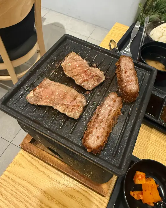 화로 위에서 익어가고 있는 규카츠