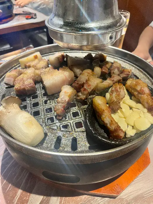 노릇하게 구워지는 삼겹살