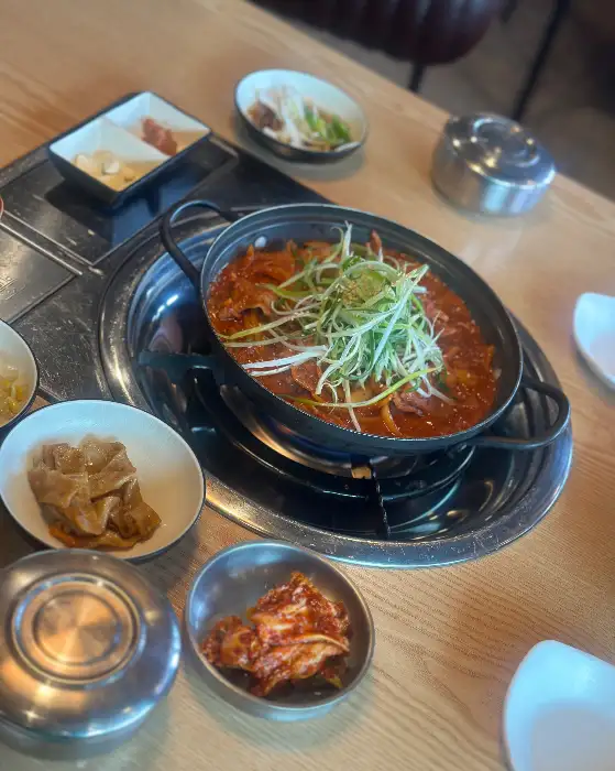 김치찌개와 곁들여진 밑반찬