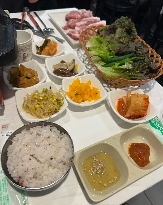 구워지는 삼겹살과 목살