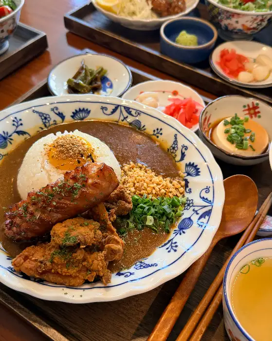 카레 위에 얹어진 튀김과 밥, 그리고 곁들임