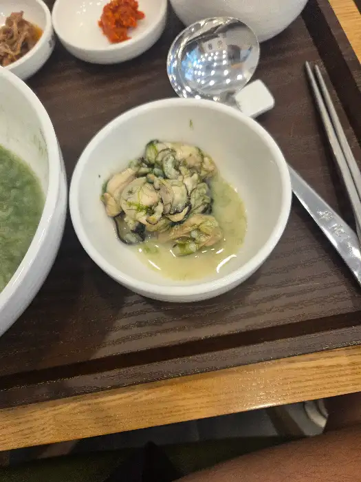 전복죽과 곁들여 나온 굴 반찬