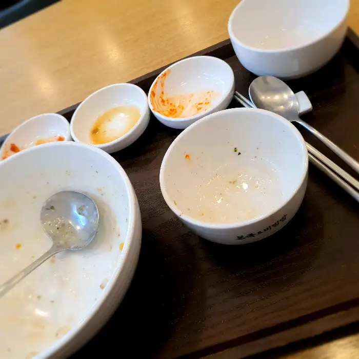 먹고 난 후의 빈 그릇과 반찬 그릇