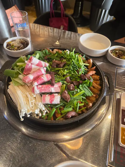 곱창, 막창, 대창과 야채가 어우러진 모듬곱창