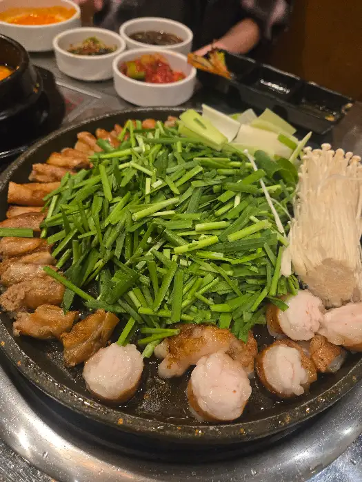 곱창, 막창, 대창으로 구성된 모듬곱창의 확대 모습