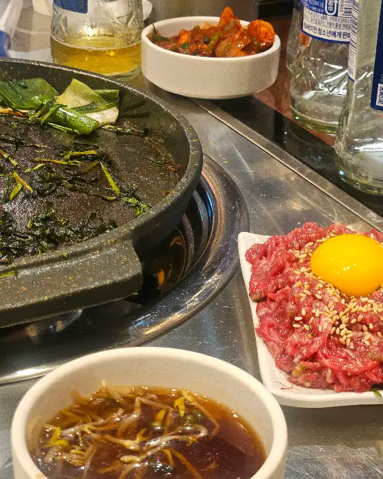 육회와 곁들임 반찬