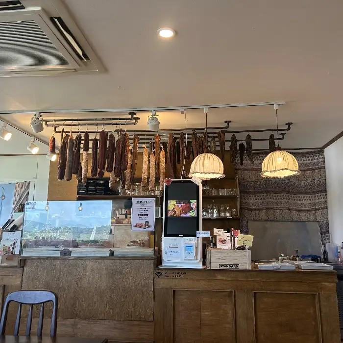 먹기 편하게 장갑을 끼고 잠봉뵈르 샌드위치를 들고 있는 모습