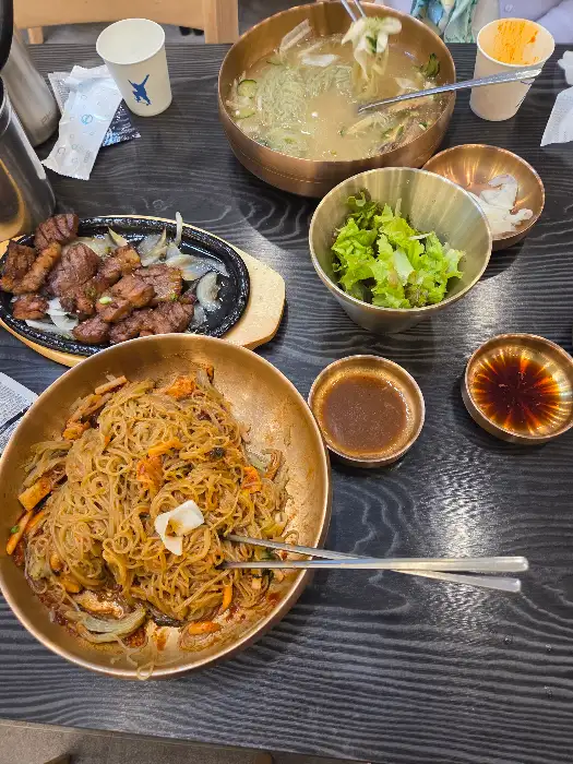 교동면옥 경산중방점의 풍성한 물비빔면