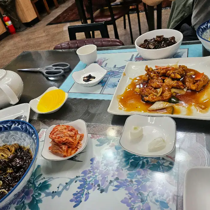 여러 요리가 함께 차려진 테이블
