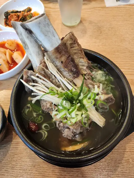 푸짐한 갈빗대가 돋보이는 갈비탕