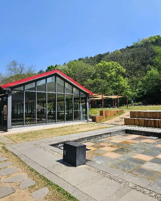 따뜻한 햇살 아래 넓은 야외 공간