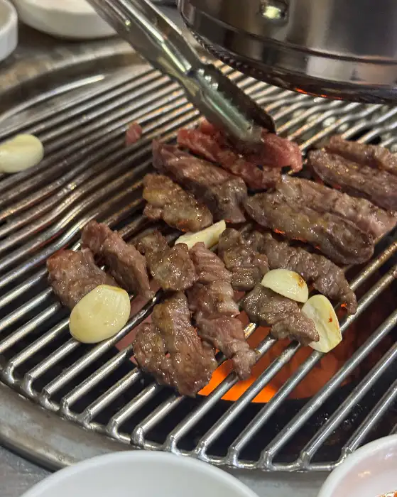 연탄불 위에서 익어가는 소고기 덩어리들