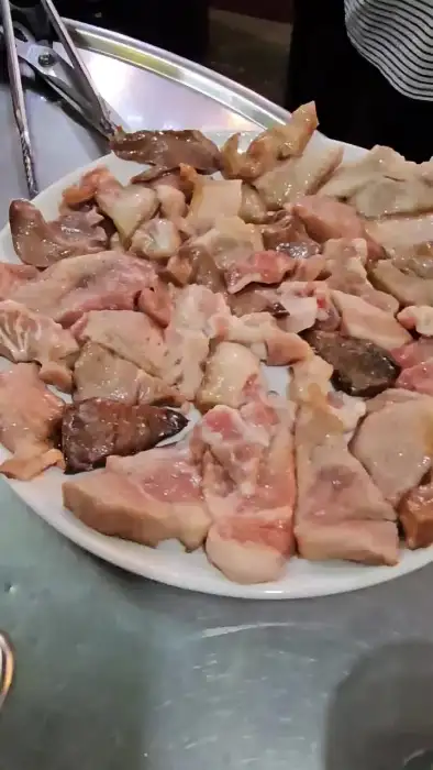 한 접시에 담긴 여러 종류의 생고기 조각들