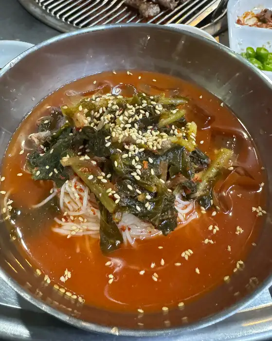 김치와 채소가 올라간 국수 한 그릇
