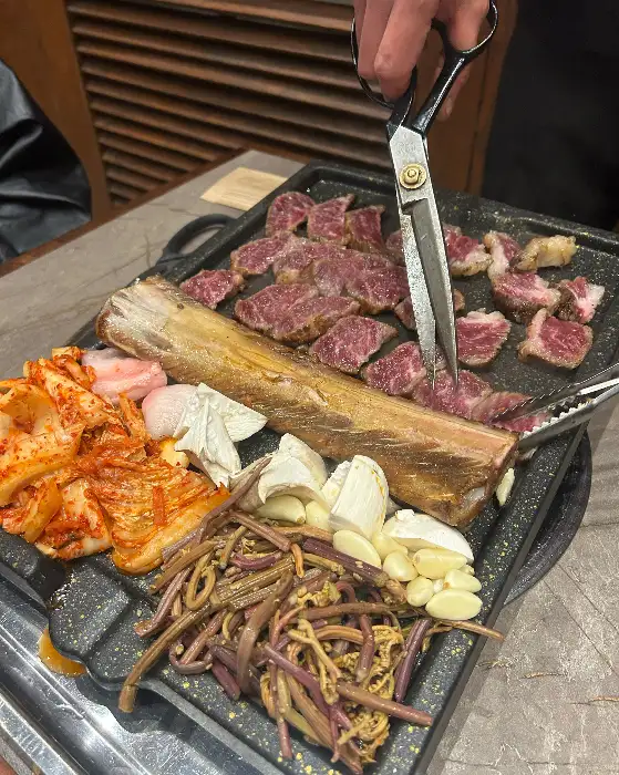 짚불태백 우대갈비와 곁들여지는 다양한 소스 및 반찬