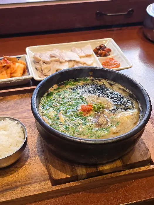 따뜻하게 김이 나는 우동국밥 한 그릇