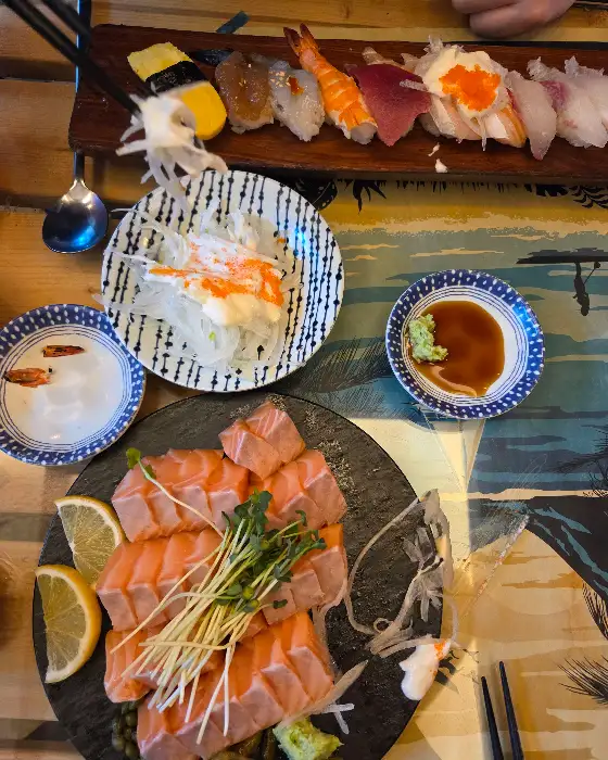 테이블에 차려진 다양한 종류의 초밥과 곁들임 메뉴