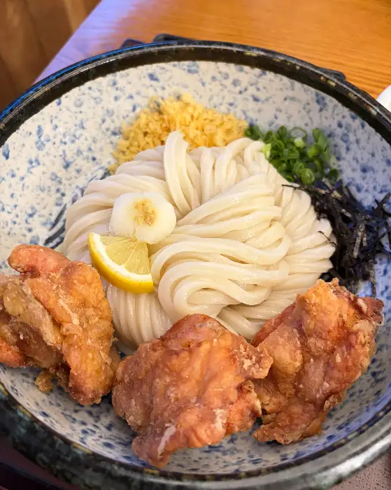 차가운 붓카케 우동 위에 얹어진 닭튀김