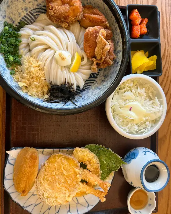 풍성하게 차려진 일본 가정식 코스