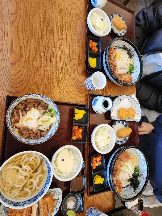 여러 명이 함께 즐기는 식사