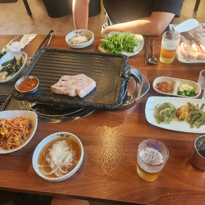 테이블에 차려진 다양한 음식과 술