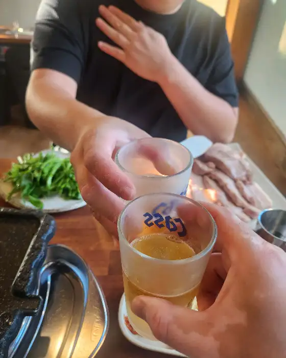 맥주잔을 부딪히며 건배하는 모습