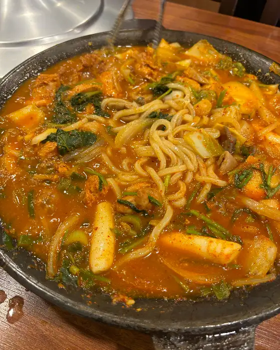 쫄면 사리가 푸짐하게 들어간 물닭갈비
