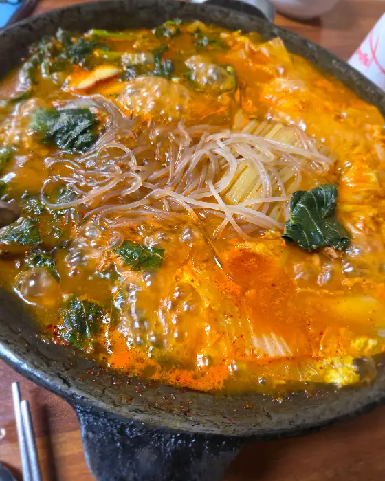 김이 모락모락 나는 치즈 볶음밥