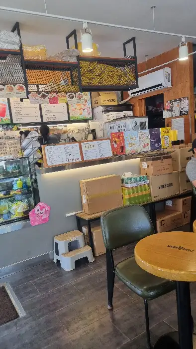 연천 메가커피 카운터와 메뉴판 모습