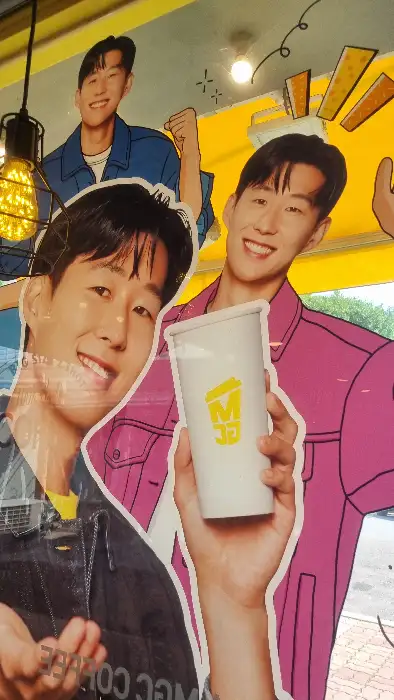 연천 메가커피 내부 벽면에 부착된 유명인사 이미지