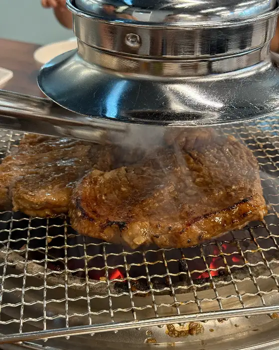 숯불 위에서 맛있게 익어가고 있는 돼지갈비