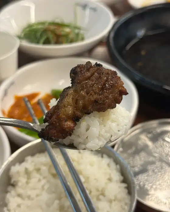 밥 위에 올려진 돼지갈비 한 점