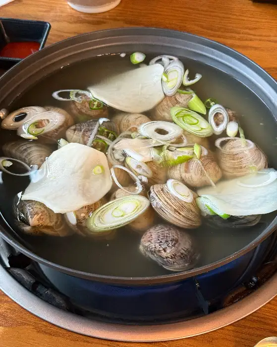 큼직한 백합이 가득 담긴 맑은 육수