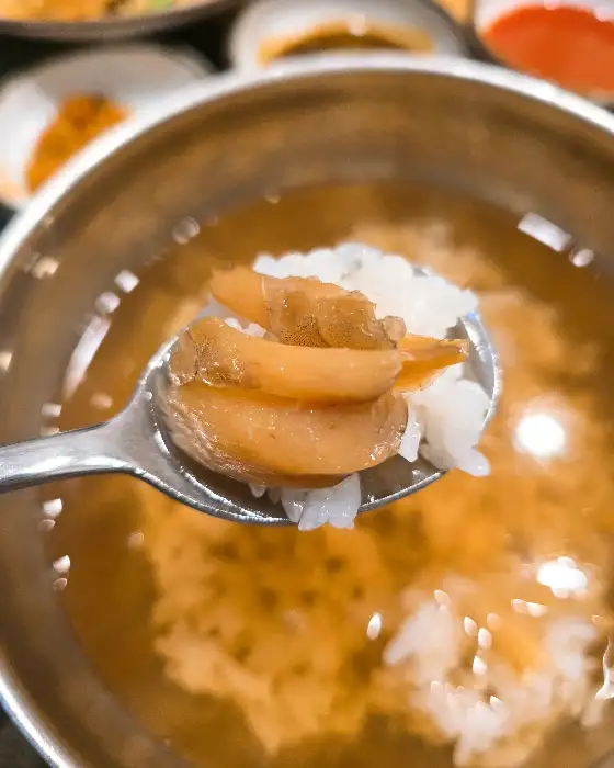룸 내부의 테이블 세팅