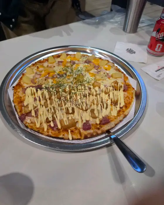 다양한 토핑이 올라간 피자