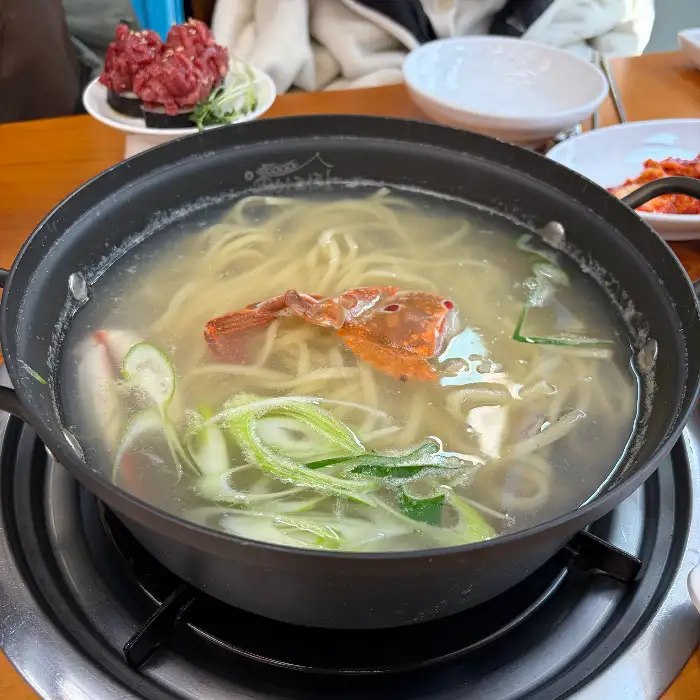 꽃게와 바지락이 푸짐하게 들어간 해물 칼국수