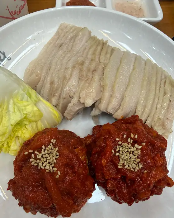 두툼하면서도 부드러운 가브리살 보쌈의 단면